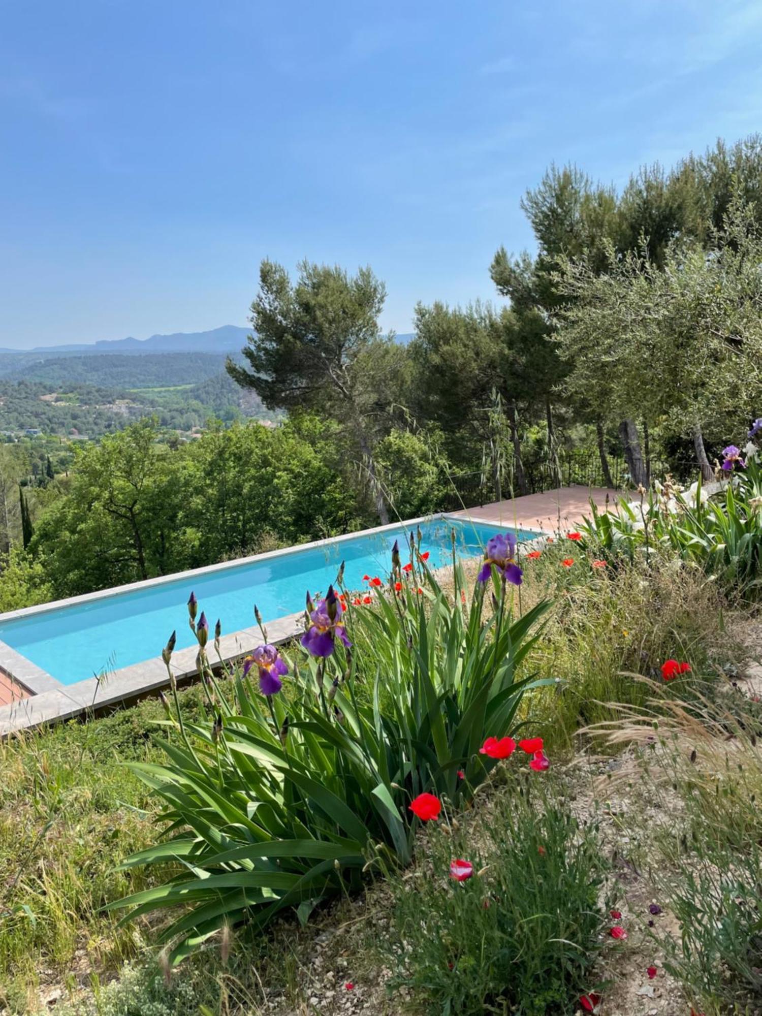 Villa Lumineuse Avec Piscine Clim 1Ere Etage Vue Panoramique Sur Les Montagnes Sur Le Site De La Sainte-Victoire Le Tholonet Exterior photo