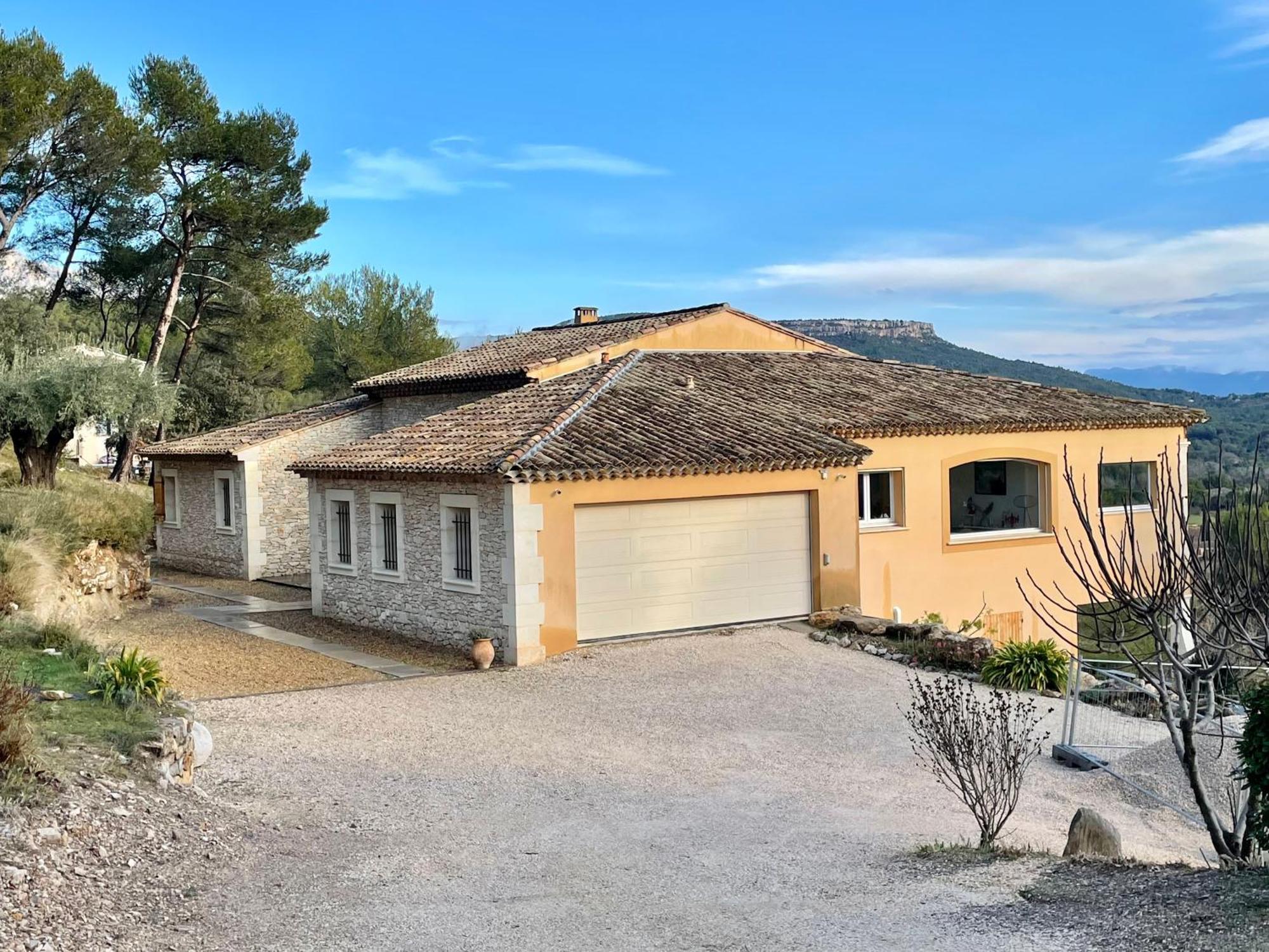 Villa Lumineuse Avec Piscine Clim 1Ere Etage Vue Panoramique Sur Les Montagnes Sur Le Site De La Sainte-Victoire Le Tholonet Exterior photo